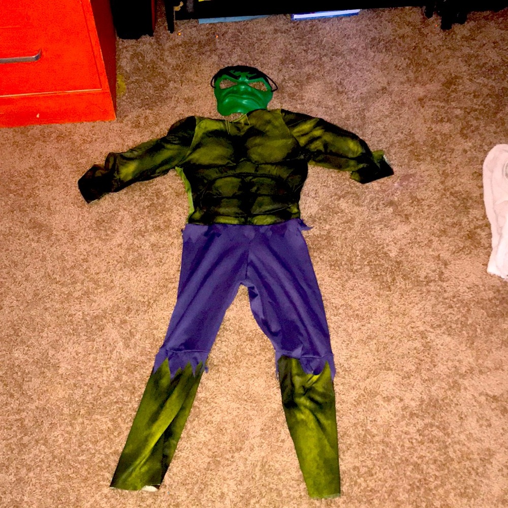 Hulk costume 3-4 year olds comes with mask and jumpsuit
